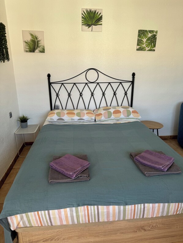 1 slaapkamer, een strijkplank/strijkijzer, wifi, beddengoed