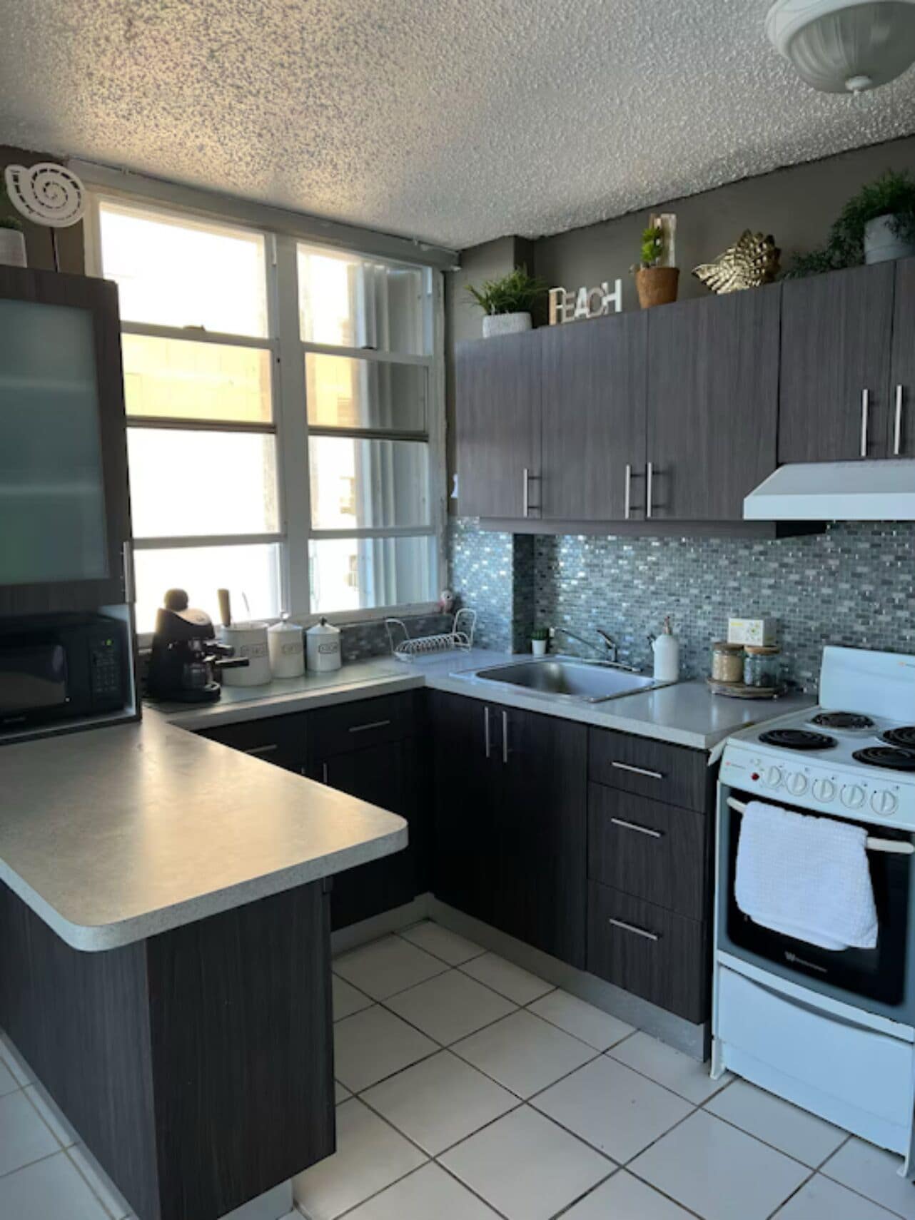 電子レンジ、オーブン、コーヒー / ティーメーカー、調理器具と食器