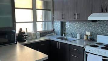 Mikrowelle, Ofen, Wasserkocher mit Kaffee-/Teezubehör