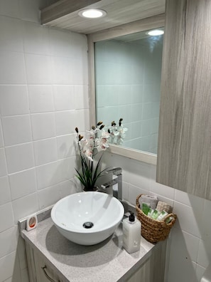 Toallas, jabón, papel de baño