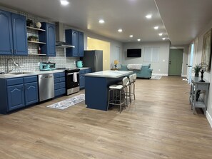 Micro-ondes, four, plaque de cuisson, lave-vaisselle