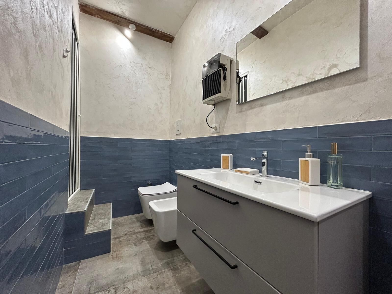 Ducha, bidet, toallas, jabón