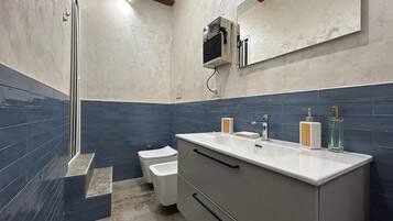 Dusche, Bidet, Handtücher, Seife