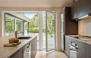 Réfrigérateur, four à micro-ondes, surface de cuisson, lave-vaisselle