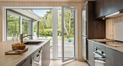 Nice home in Dronningmølle with sauna