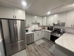 Réfrigérateur, micro-ondes, four, plaque de cuisson