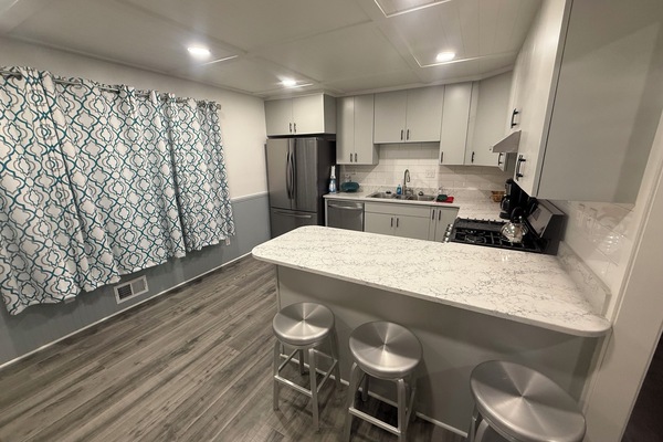 Jääkaappi, mikroaaltouuni, uuni, liesi