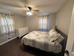 3 bedrooms, iron/ironing board, travel crib, free WiFi - Raytown Ranch - Mahome Away from Home (Raytown)