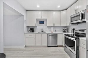 Réfrigérateur, four à micro-ondes, un four, surface de cuisson