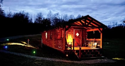 Charming one-room cabin 12 acre retreat private bath, kitchenette & log gazebo.