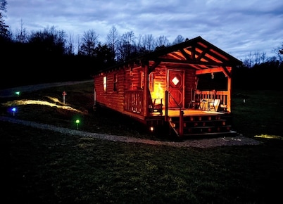 Charming one-room cabin 12 acre retreat private bath, kitchenette  & log gazebo.