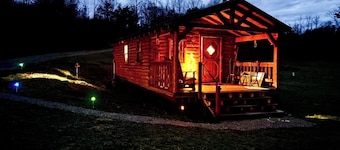 Charming one-room cabin 12 acre retreat private bath, kitchenette & log gazebo.