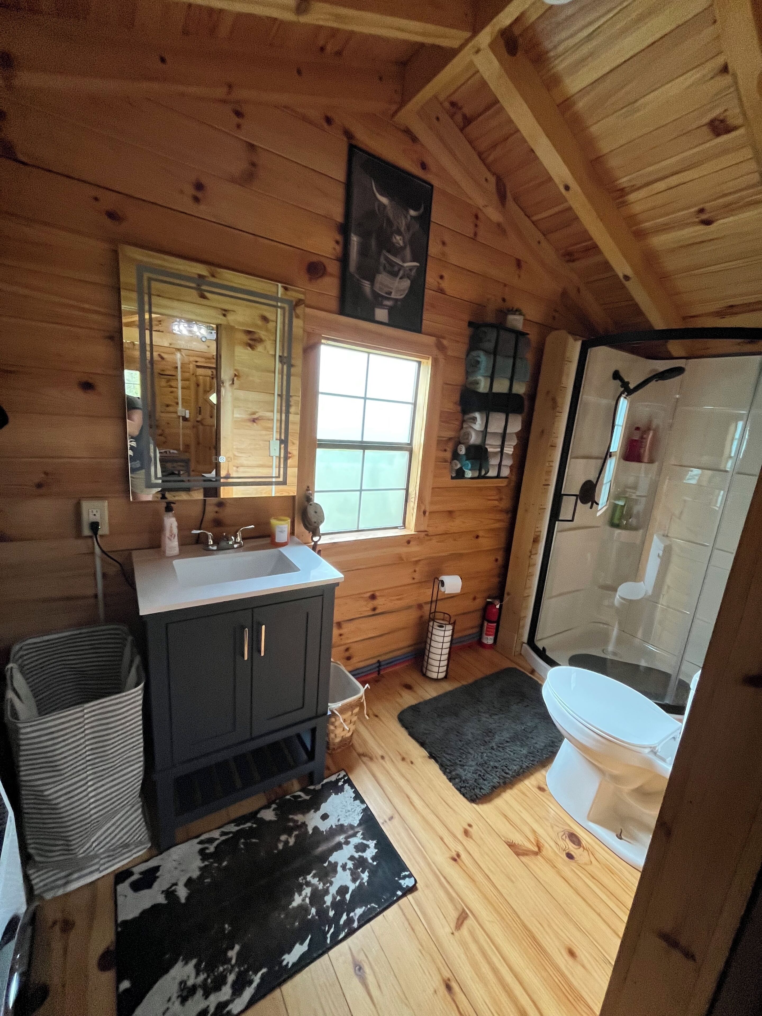 Douche, serviettes fournies, savon, shampoing