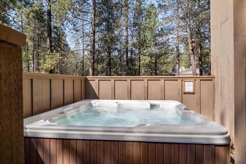 Chalet Des Chutes, Steps to Village, Hot Tub, SHARC