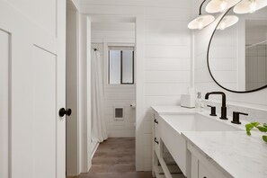 Shower, hair dryer, towels, soap - Steps to Village, A/C, Hot Tub, 6 SHARC, Bikes (Sunriver)