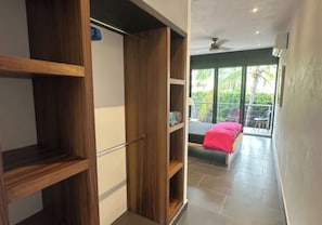 Apartament Deluxe, pati | Caixa forta a l'habitació, planxa i posts de planxar i wifi gratuïta