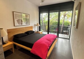 Departamento Deluxe, patio | Caja de seguridad en la habitación y tabla de planchar con plancha