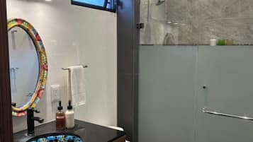 Apartamento Deluxe, patio | Baño