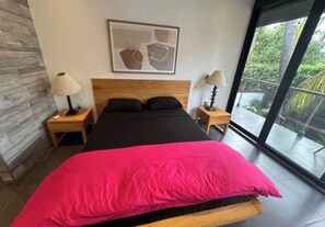 Appartement Deluxe, patio | Coffres-forts dans les chambres, fer et planche à repasser