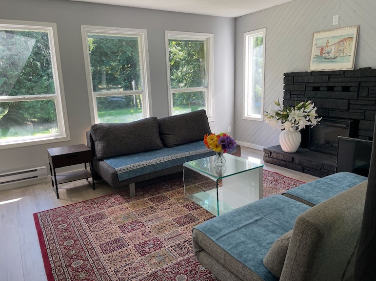 Superb 3-bedroom Farmhouse In Abbotsford - Abbotsford