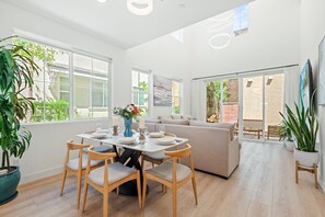 Dining - Modern Stylish 4BR/3.5BA/Bright/Tesla charging/2 TVs (Chino)