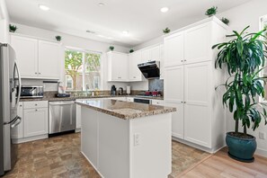 Private kitchen - Modern Stylish 4BR/3.5BA/Bright/Tesla charging/2 TVs (Chino)