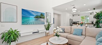 Modern Stylish 4BR/3.5BA/Bright/Tesla charging/2 TVs