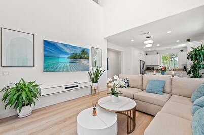 Modern Stylish 4BR/3.5BA/Bright/Tesla charging/2 TVs