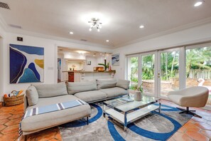 Smart TV, fireplace, video games, offices - Coral Ridge Getaway by AvantStay | Pool, Hot Tub, Billiards + 5mins to Beach! (Fort Lauderdale)