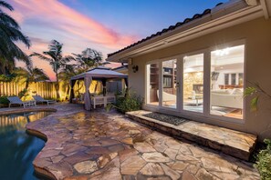 Terrace/patio - Coral Ridge Getaway by AvantStay | Pool, Hot Tub, Billiards + 5mins to Beach! (Fort Lauderdale)