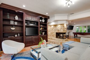 Smart TV, fireplace, video games, offices - Coral Ridge Getaway by AvantStay | Pool, Hot Tub, Billiards + 5mins to Beach! (Fort Lauderdale)