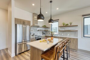 Fridge, microwave, oven, stovetop - 1131 Aerie #200 | Balcony + Private Hot Tub (Bend)