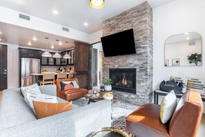 Smart TV, fireplace