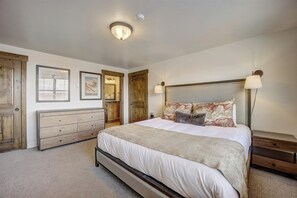 3 habitaciones, tabla de planchar con plancha y cuna de viaje 