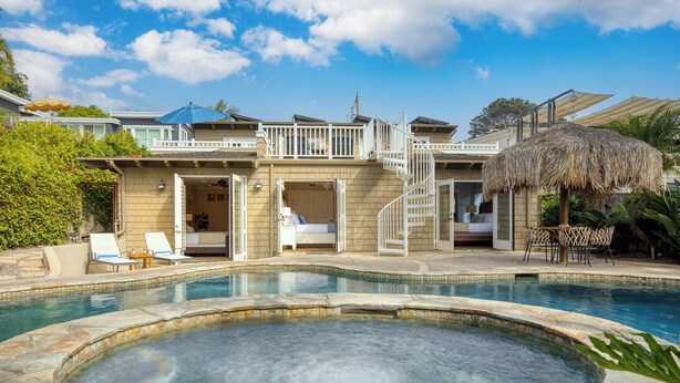 A resort with a swimming pool, a hot tub, and a thatched-roof outdoor seating area. - Wavebreak by AvantStay | Close to Beaches/Surfing (Solana Beach)