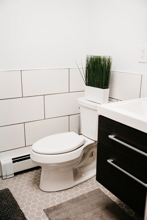 Shower, towels, soap, shampoo - Lovely Tiny-House Cabin on Crosslake + Sauna + Bonfire + Scenic Views (Crosslake)