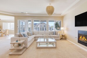 Een smart-tv en een open haard