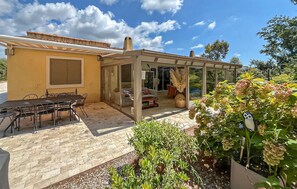 Outdoor dining - Stunning home in Cannes with WiFi (Cannes)