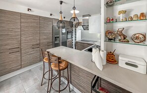 Fridge, oven, dishwasher, coffee/tea maker