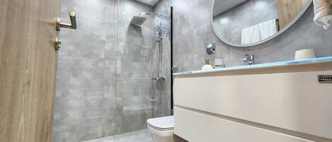 Secador de pelo, toallas, jabón, papel higiénico