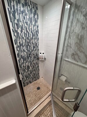 Dusche, Haartrockner, Handtücher, Seife