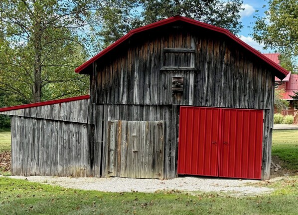 A rustic wooden barn with a red roof and a red door. - Oxbow Overlook: Ohio River Bend Views, Private Pond, Pets Welcome (Magnet)