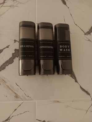 Hårføner, håndklær, såpe og sjampo