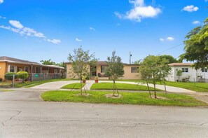 Property grounds - Accommodation with swimming pool in West Miami (Miami)