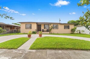 Exterior - Accommodation with swimming pool in West Miami (Miami)