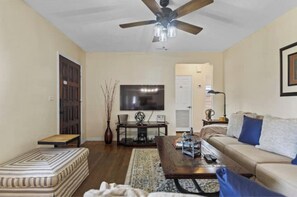 TV - Accommodation with swimming pool in West Miami (Miami)