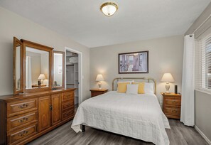 3 bedrooms, iron/ironing board, WiFi, bed sheets - Explore & Relax, Walk to Dtwn, Tubbs Hill, & Lake (Coeur d'Alene)