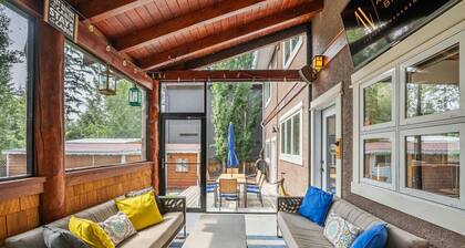 Ash & Iron | Lake | Hot Tub | Fire Pit | Gym | Yard