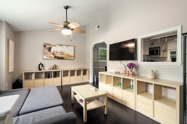 Living area - Dawg Day abode!…walking distance to Beechwood, 2.5 miles from Sanford stadium!.. (Athens)