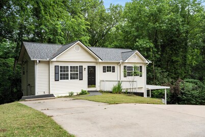 Dawg Day abode!…walking distance to Beechwood, 2.5 miles from Sanford stadium!..